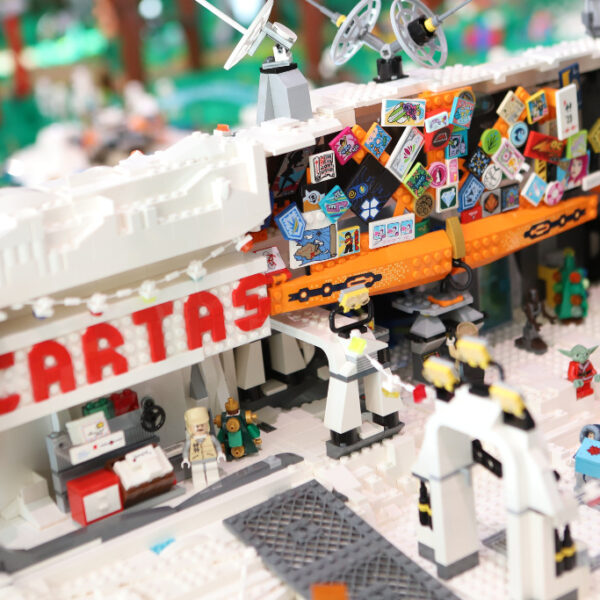 La Fundación CajaCanarias inaugura su portal de Belén de Lego