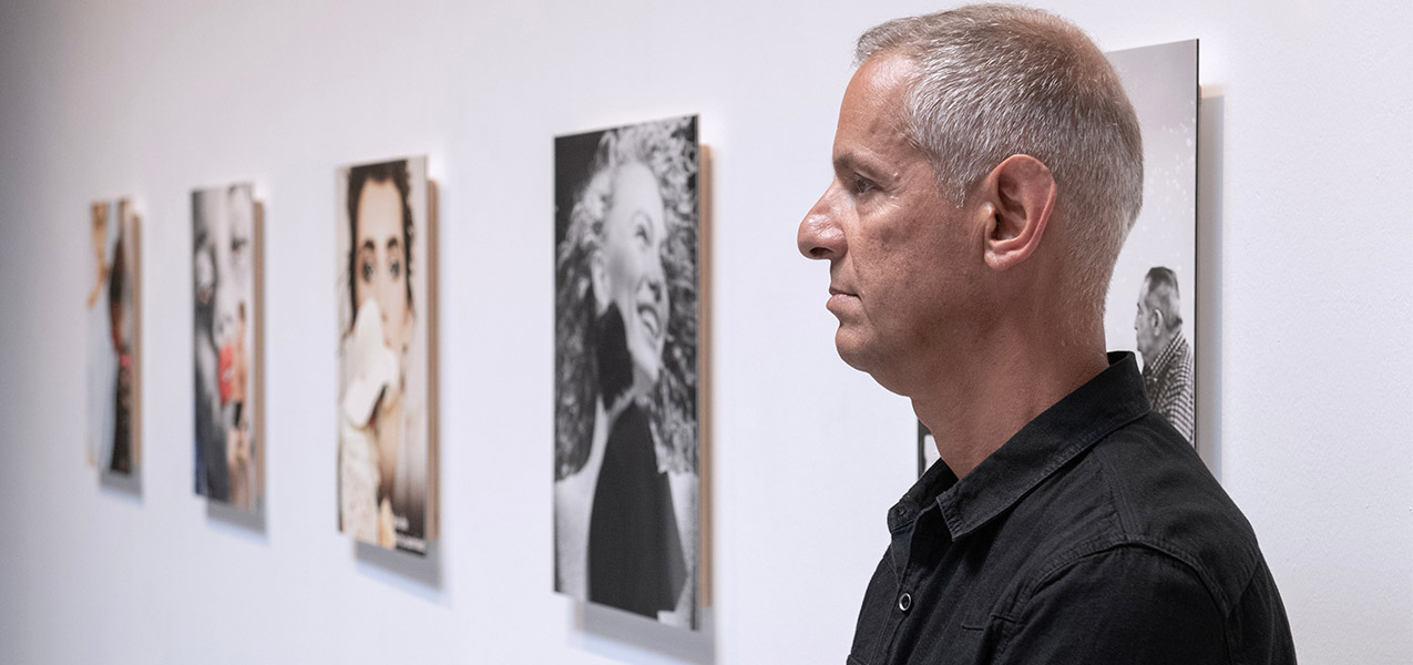 La Fundación CajaCanarias inaugura la muestra Miradas de papel, de Frank Moreno, en su Espacio Cultural de La Palma