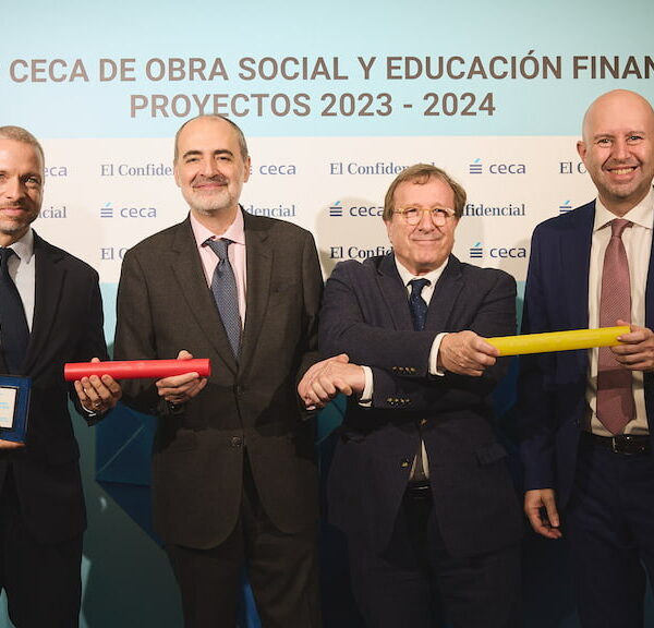 Óliver González, director general de la Fundación CajaCanarias; Antonio Romero, director corporativo de Servicios Asociativos y Recursos de CECA; Carlos Sánchez, director adjunto de El Confidencial; y Fernando Sánchez, director de Comunicación, Imagen y Relaciones Institucionales de la Fundación