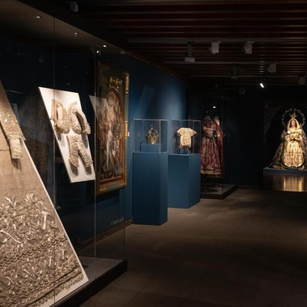 Exposición Regina. Patrimonio textil en los ajuares marianos